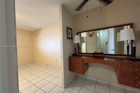 Condo in North Miami Beach, Florida, 2 bedrooms  № 1282864 - photo 20