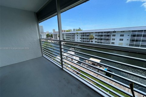 Condo in North Miami Beach, Florida, 2 bedrooms  № 1282864 - photo 9