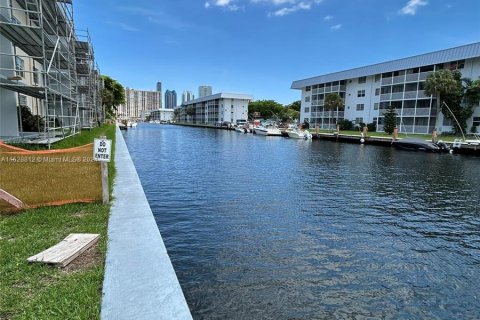 Condo in North Miami Beach, Florida, 2 bedrooms  № 1282864 - photo 26