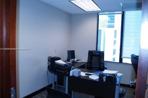 Propiedad comercial en venta en Miami, Florida № 1348650 - foto 5