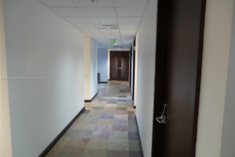 Propiedad comercial en venta en Miami, Florida № 1348650 - foto 12