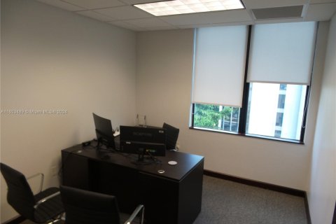 Propiedad comercial en venta en Miami, Florida № 1348650 - foto 15