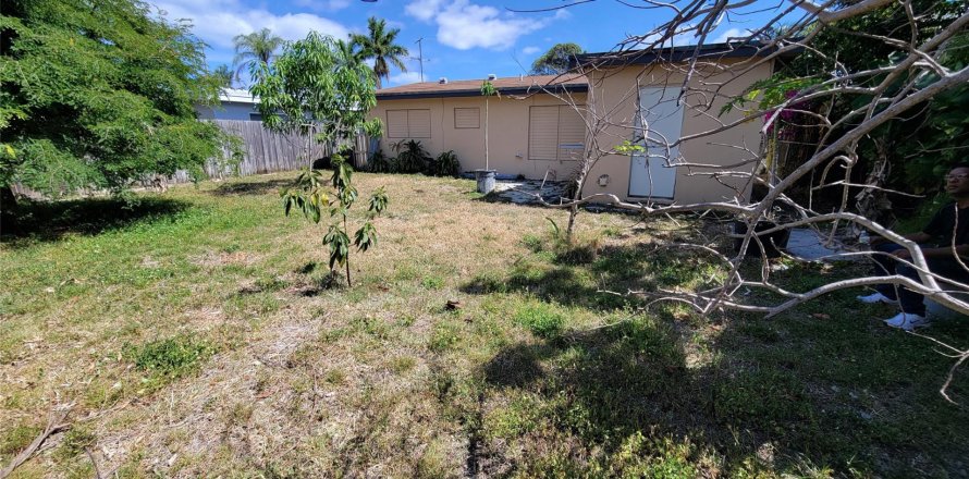 House in Oakland Park, Florida 2 bedrooms, 104.42 sq.m. № 1072803