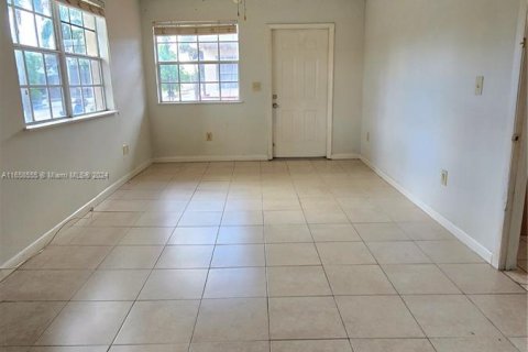 Condo in Opa-locka, Florida, 2 bedrooms  № 1362679 - photo 3