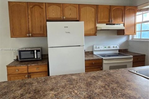 Condo in Opa-locka, Florida, 2 bedrooms  № 1362679 - photo 1