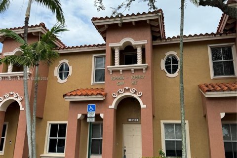 Copropriété à vendre à Pembroke Pines, Floride: 2 chambres, 108.7 m2 № 1329855 - photo 1