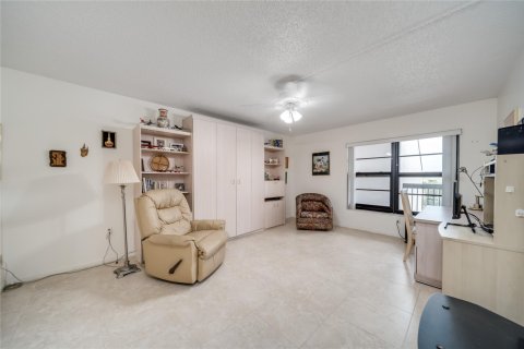 Condo in Lauderhill, Florida, 2 bedrooms  № 1054717 - photo 18