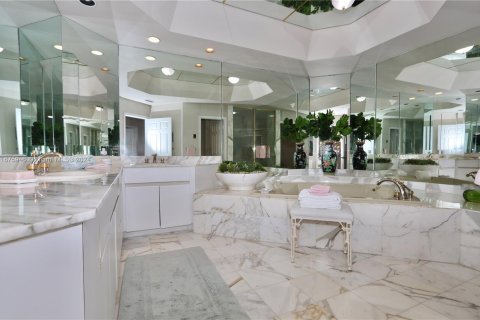 Condo in Aventura, Florida, 2 bedrooms  № 1400089 - photo 18