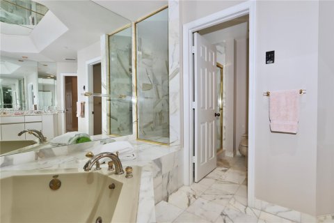 Condo in Aventura, Florida, 2 bedrooms  № 1400089 - photo 19