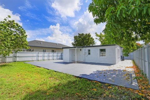 House in Opa-locka, Florida 3 bedrooms, 82.78 sq.m. № 1398093 - photo 20