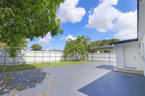 House in Opa-locka, Florida 3 bedrooms, 82.78 sq.m. № 1398093 - photo 21