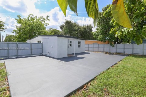 House in Opa-locka, Florida 3 bedrooms, 82.78 sq.m. № 1398093 - photo 19