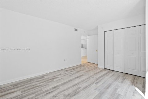 Condo in Miami, Florida, 1 bedroom  № 1398094 - photo 16