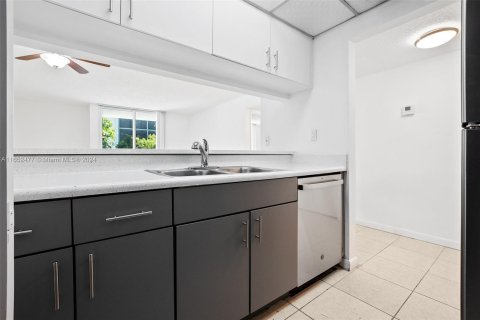 Condo in Miami, Florida, 1 bedroom  № 1398094 - photo 13