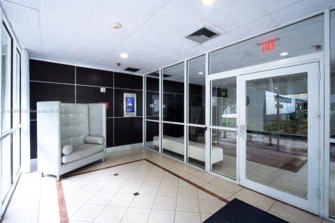 Condo in Miami, Florida, 1 bedroom  № 1398094 - photo 26