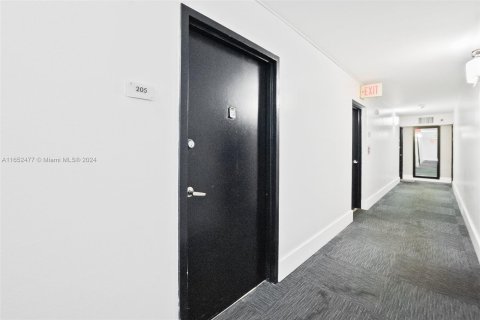 Condo in Miami, Florida, 1 bedroom  № 1398094 - photo 27