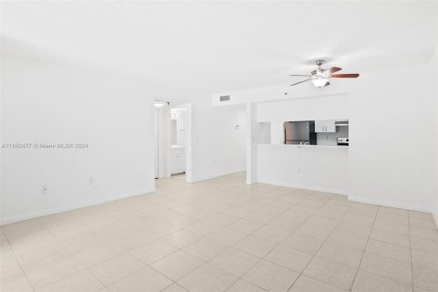 Condo in Miami, Florida, 1 bedroom  № 1398094 - photo 3