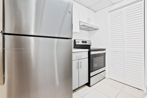 Condo in Miami, Florida, 1 bedroom  № 1398094 - photo 12