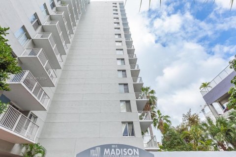 Condo in Miami, Florida, 1 bedroom  № 1398094 - photo 2