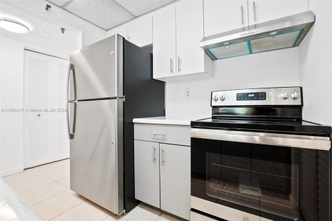 Condo in Miami, Florida, 1 bedroom  № 1398094 - photo 11