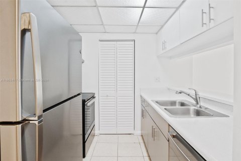 Condo in Miami, Florida, 1 bedroom  № 1398094 - photo 10