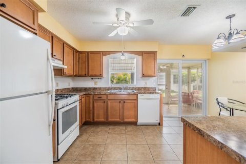 Condo in Pinellas Park, Florida, 2 bedrooms  № 1376961 - photo 12