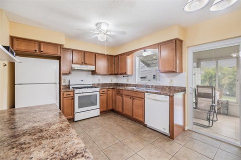 Condo in Pinellas Park, Florida, 2 bedrooms  № 1376961 - photo 10