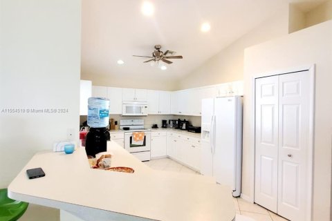 House in Naples, Florida 3 bedrooms № 1076095 - photo 11