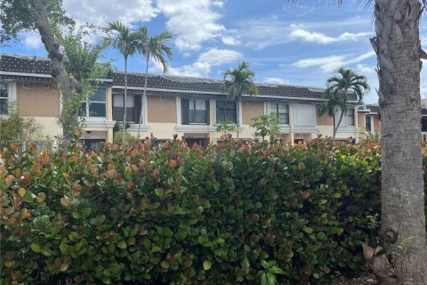 House in North Miami Beach, Florida 2 bedrooms, 144 sq.m. № 1076096 - photo 2