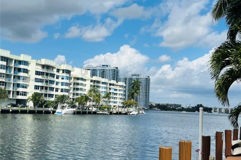 Villa ou maison à vendre à North Miami Beach, Floride: 2 chambres, 144 m2 № 1076096 - photo 9