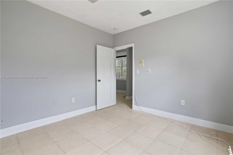 Casa en venta en Miami, Florida, 4 dormitorios, 220.74 m2 № 1346048 - foto 15