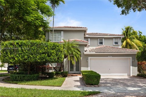 House in Miami, Florida 4 bedrooms, 220.74 sq.m. № 1346048 - photo 1