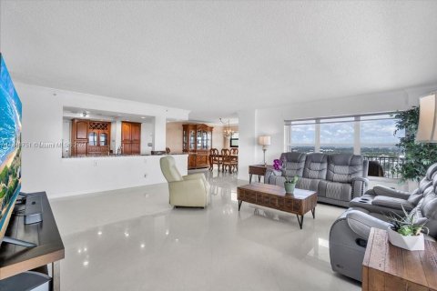 Condo in Fort Lauderdale, Florida, 2 bedrooms  № 1346049 - photo 11