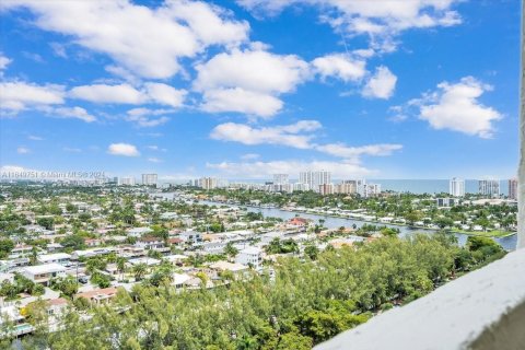 Condo in Fort Lauderdale, Florida, 2 bedrooms  № 1346049 - photo 1