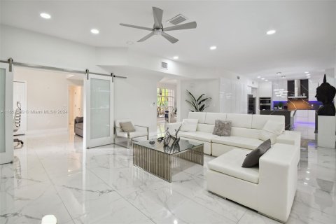 Casa en venta en Tampa, Florida, 5 dormitorios, 300.26 m2 № 1345996 - foto 9