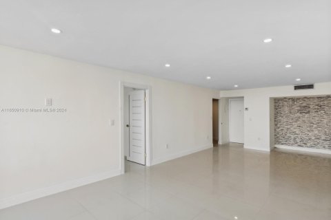 Condo in Aventura, Florida, 2 bedrooms  № 1345542 - photo 4