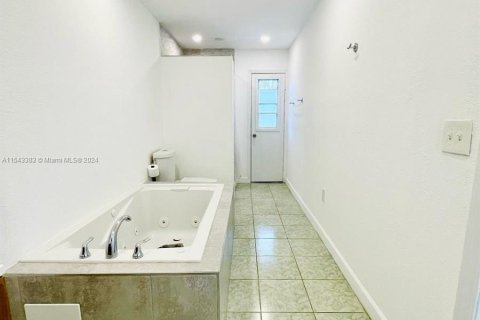 House in Miami, Florida 3 bedrooms, 159.7 sq.m. № 1054206 - photo 12