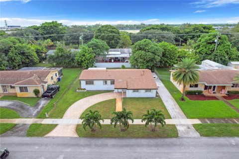 Villa ou maison à vendre à Miami Gardens, Floride: 3 chambres, 149.39 m2 № 1372539 - photo 2