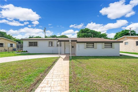 Villa ou maison à vendre à Miami Gardens, Floride: 3 chambres, 149.39 m2 № 1372539 - photo 1