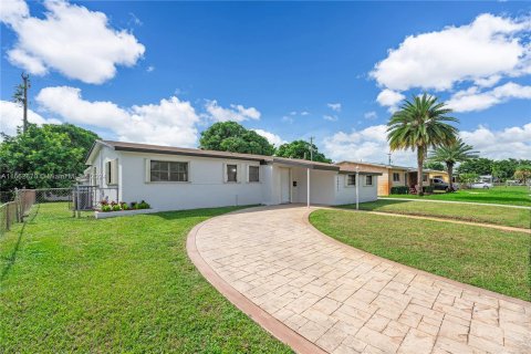 Villa ou maison à vendre à Miami Gardens, Floride: 3 chambres, 149.39 m2 № 1372539 - photo 3