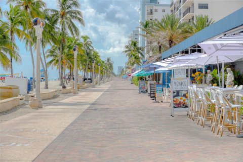 Condo in Hollywood, Florida  № 1022316 - photo 11