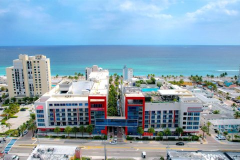 Condo in Hollywood, Florida  № 1022316 - photo 4