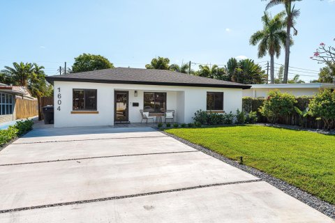 House in Fort Lauderdale, Florida 4 bedrooms, 141.21 sq.m. № 1022284 - photo 1