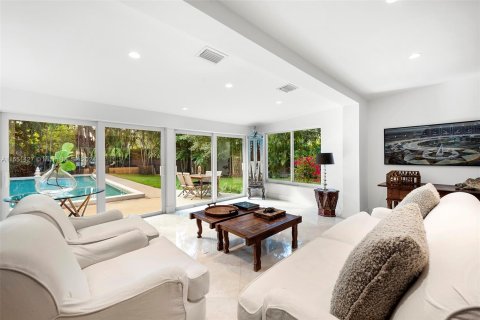 Villa ou maison à vendre à Biscayne Park, Floride: 4 chambres, 246.84 m2 № 1067772 - photo 11