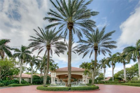 Купить виллу или дом в Пемброк-Пайнс, Флорида 16 комнат, 233.37м2, № 1067731 - фото 1