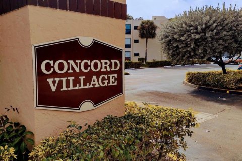 Condo in Tamarac, Florida, 2 bedrooms  № 1224939 - photo 1