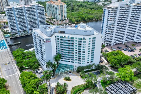 Condo in Fort Lauderdale, Florida, 1 bedroom  № 1237035 - photo 1