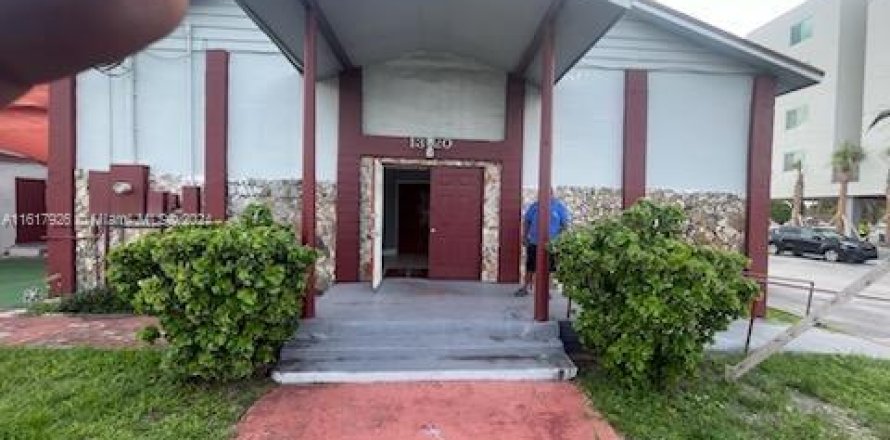 Commercial property in Opa-locka, Florida № 1239272