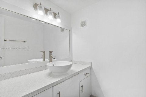 Condo in Miami Beach, Florida, 1 bedroom  № 1280798 - photo 13