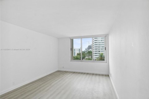 Condo in Miami Beach, Florida, 1 bedroom  № 1280798 - photo 11